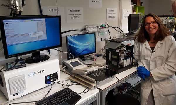 Aurélie Colomb, devant son analyseur de bioaérosols à l’observatoire du Maido