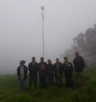 L’équipe itinérante qui prélèvent l’eau nuageuse via un mat de 10m et un « aspirateur à nuage ».